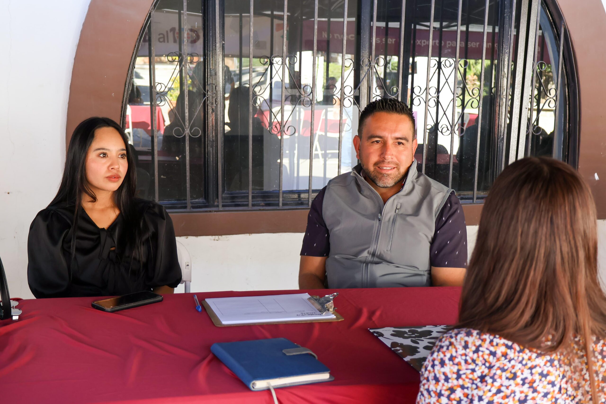 Alcalde Román Cota atiende a la comunidad en el Día del Pueblo