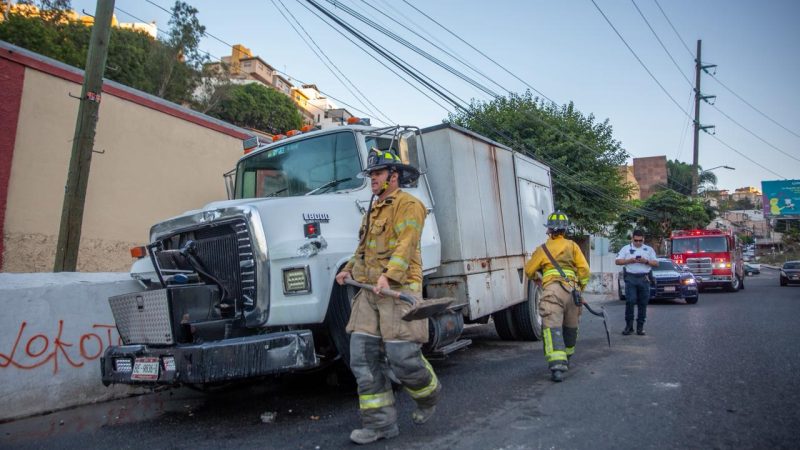Camión de carga pierde frenos y chofer evita accidente mayor