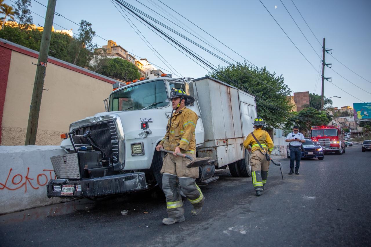 Camión de carga pierde frenos y chofer evita accidente mayor