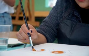 Realiza Arte en la Industria taller de pintura en Cervecería Insurgente
