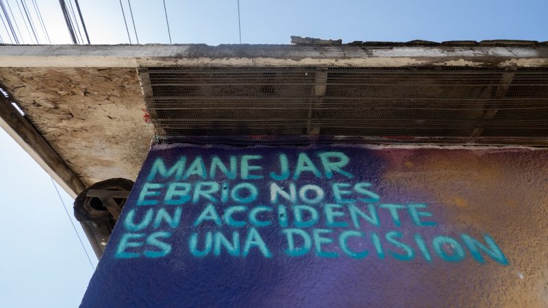 Mural en memoria de abuela y nieta atropelladas busca crear conciencia contra el alcohol al volante