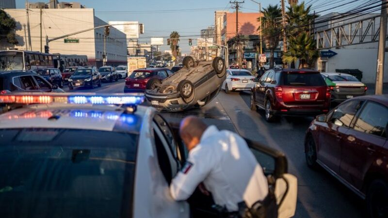 Accidente vehicular provoca volcadura en bulevar Agua Caliente; sin lesionados de gravedad