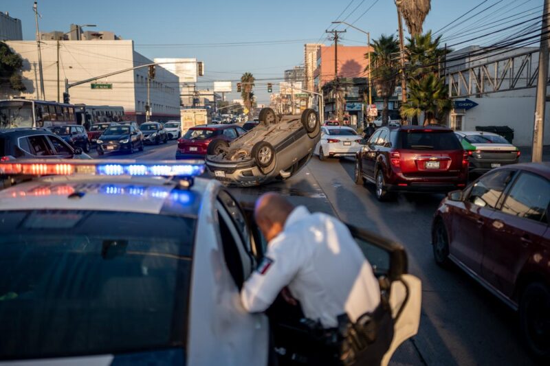 Accidente vehicular provoca volcadura en bulevar Agua Caliente; sin lesionados de gravedad