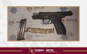 Asegura Policía Municipal de Tijuana arma de fuego y detiene a dos hombres en la colonia Libertad