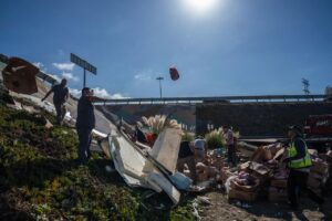 Tráiler que transportaba carne, sufre volcadura en Rosarito