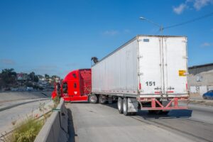 Tráiler queda a punto de caer a la canalización en la Vía Rápida Alamar