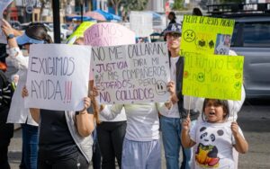 Estudiantes marchan tras presunto fraude de preparatoria “patito”