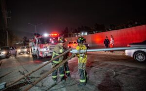 Taxista en estado de ebriedad provoca accidente y vuelca en Loma Bonita