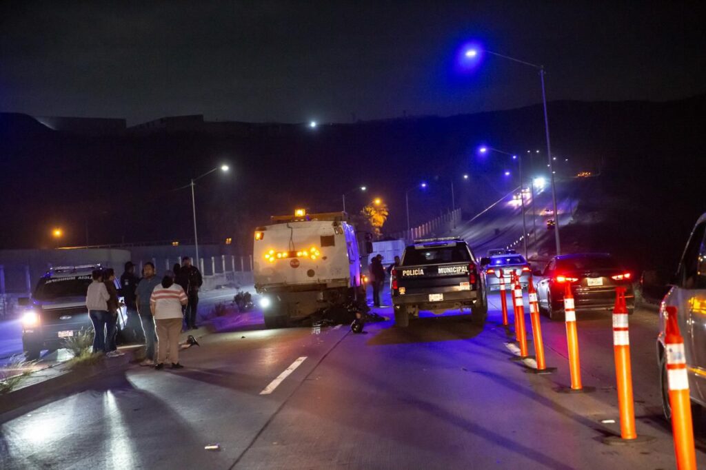 Muere motociclista al chocar contra barredora en la Vía Rápida Poniente