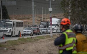 Camión de concreto se vuelca sobre el bulevar 2000