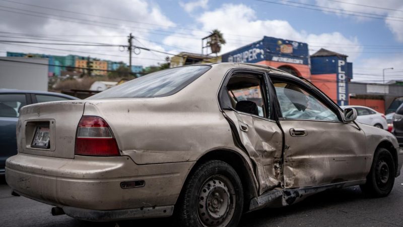 Motociclista choca contra automóvil en bulevar Gustavo Díaz Ordaz