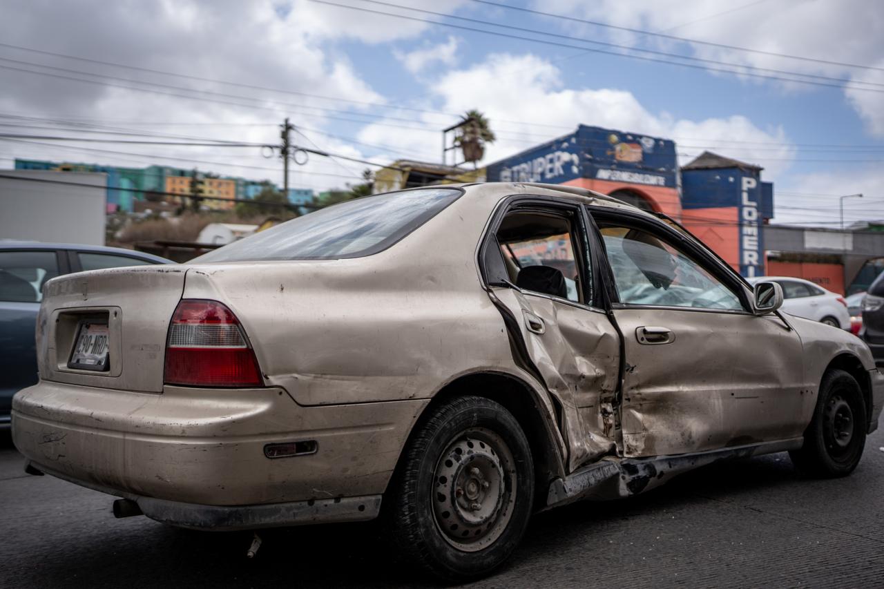 Motociclista choca contra automóvil en bulevar Gustavo Díaz Ordaz