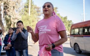 Caminata rosa recorre el Hospital General para crear conciencia sobre el cáncer de mama