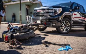 Accidente entre pick up y motocicleta deja a un niño y su padre lesionados en la Colonia Alemán