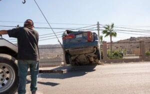 Volcadura en la carretera Libre Tijuana–Tecate; automovilista resulta ileso