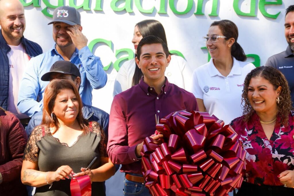 Román Cota responde al pueblo con resultados y entrega nueva calle pavimentada en Lázaro Cárdenas