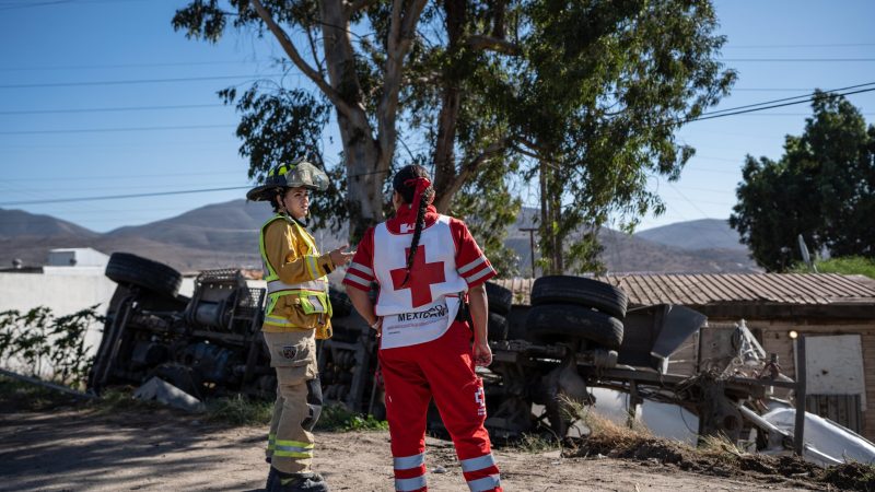 Camión revolvedor de cemento termina volcado en la carretera libre Tijuana-Tecate