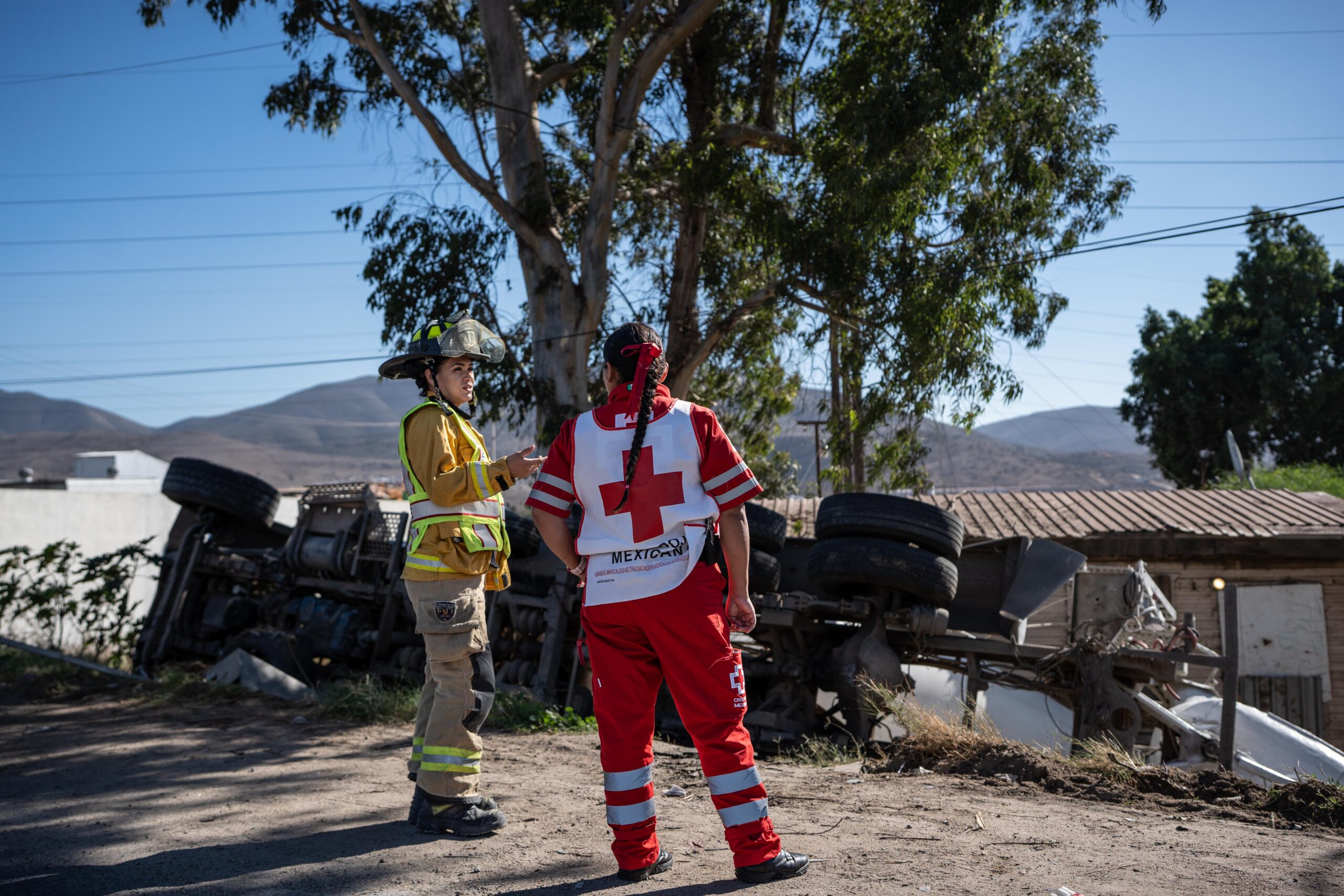 Camión revolvedor de cemento termina volcado en la carretera libre Tijuana-Tecate