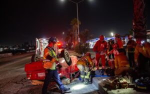 Hombre queda prensado tras volcadura en la Vía Rápida Oriente