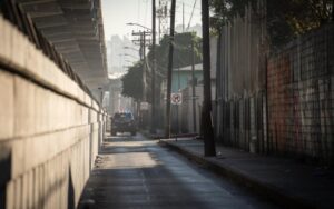 Hombre lesionado de bala llega a la delegación Zona Norte; autoridades detienen al responsable