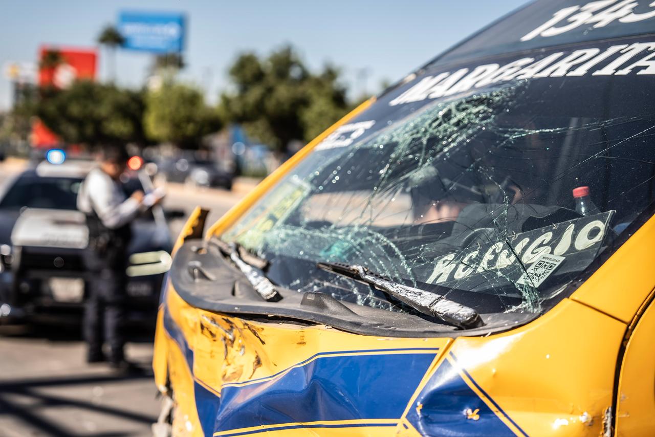 Fuerte accidente en el bulevar Insurgentes deja varios lesionados, entre ellos una mujer embarazada