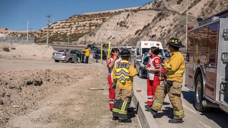 Joven vuelca su vehículo sobre la carretera libre Tijuana–Rosarito