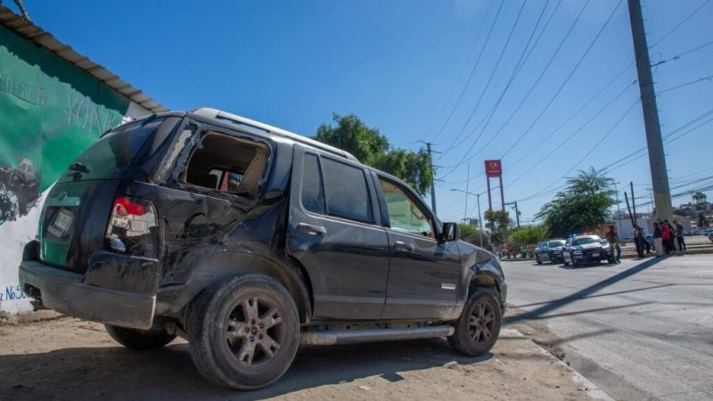 Aparatoso accidente en Los Pinos deja daños materiales, sin lesionados