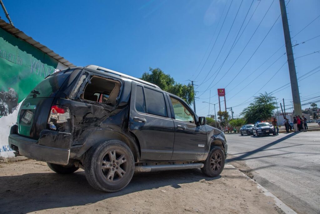 Aparatoso accidente en Los Pinos deja daños materiales, sin lesionados