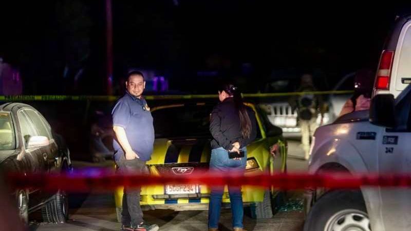 Hombre asesinado a balazos dentro de un Mustang en el fraccionamiento Natura