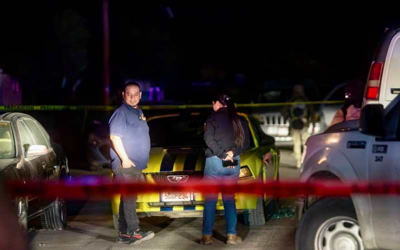 Hombre asesinado a balazos dentro de un Mustang en el fraccionamiento Natura