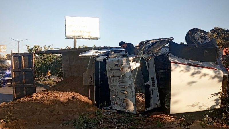 Volcadura de camión provoca tráfico en bulevar Casa Blanca