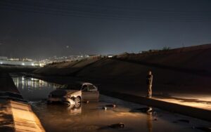 Auto termina en la canalización del Río Alamar