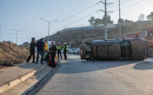 Mujer pierde el control de su vehículo y provoca volcadura en bulevar Héctor Terán Terán