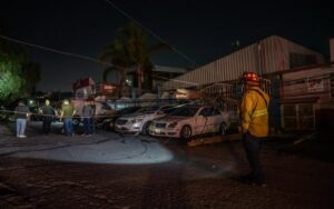 Camión derriba poste y causa afectaciones en la colonia Ampliación Guaycura