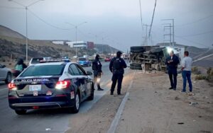 Camión de carga vuelca sobre el bulevar 2000; conductor resulta ileso