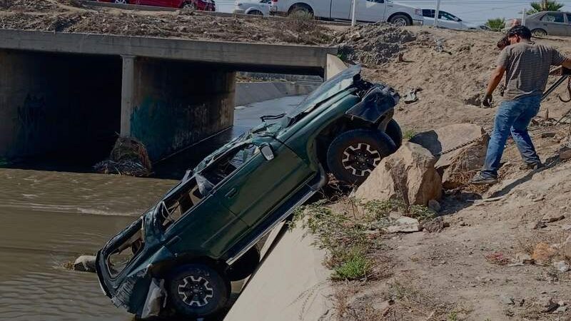 Volcadura en bulevar Insurgentes deja dos heridos en Tijuana
