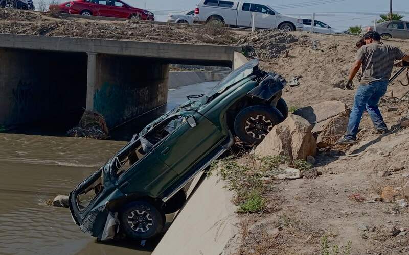 Volcadura en bulevar Insurgentes deja dos heridos en Tijuana