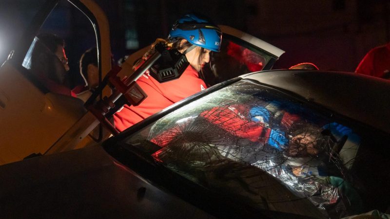 Vehículo termina sobre un muro en el bulevar Benítez