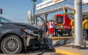 Accidente entre motocicleta y vehículo en el bulevar Federico Benítez