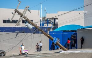Tráiler derriba poste frente al Colegio Imperio de América