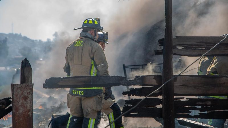 Incendio consume dos cuartos de madera en vivienda de Camino Verde