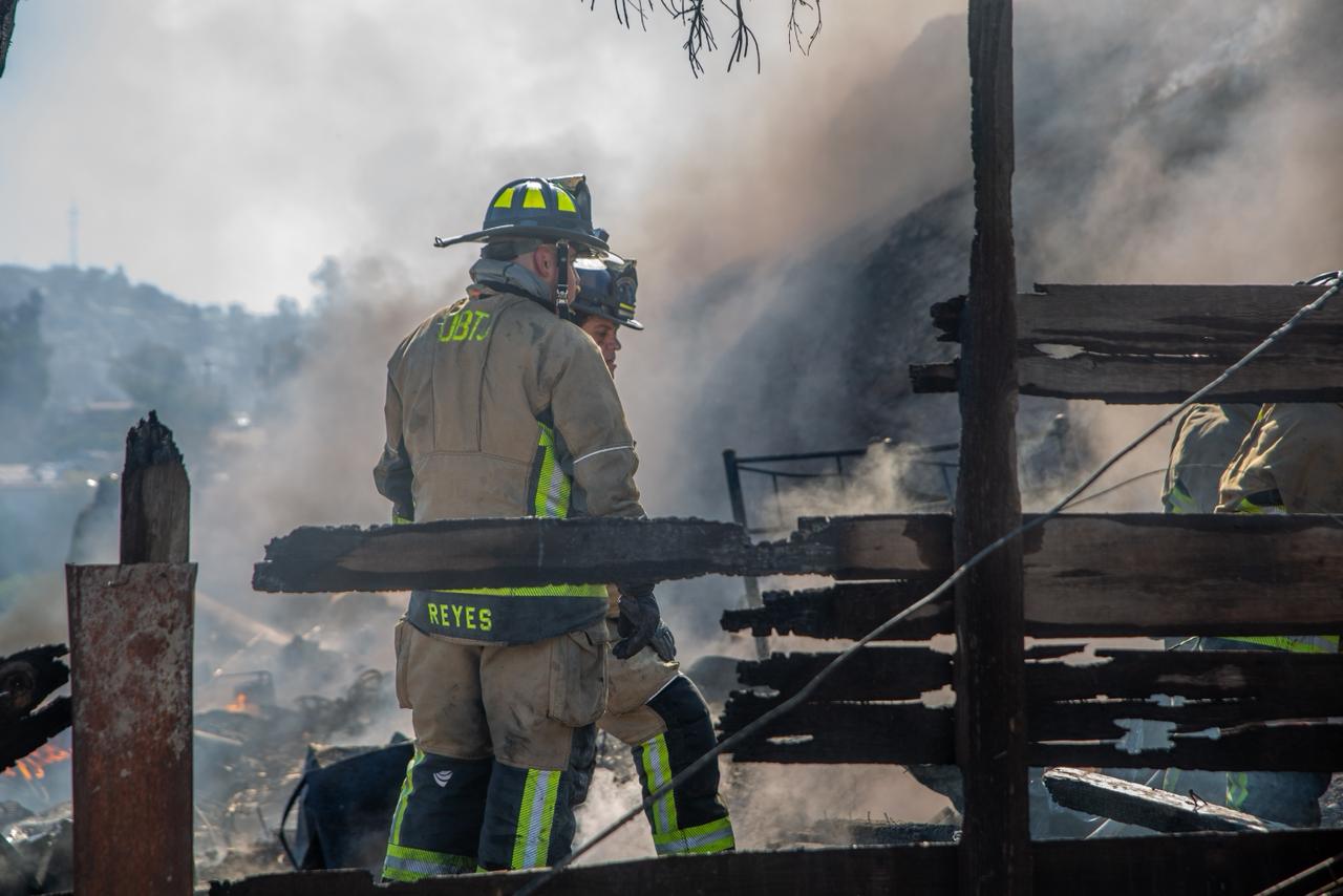 Incendio consume dos cuartos de madera en vivienda de Camino Verde