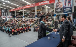 Celebran más de 300 egresados su culminación de estudios profesionales