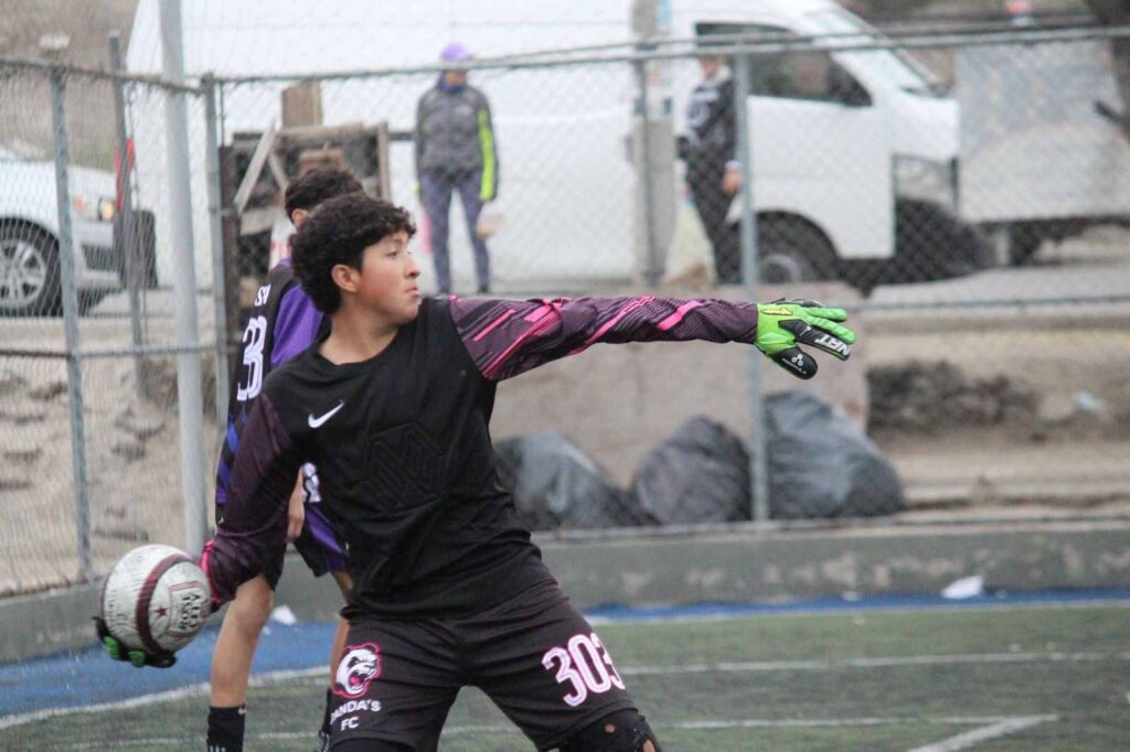 Arturo Aguirre regresa a la cancha que habilitó cuando fue delegado e impulsa el deporte hoy como regidor
