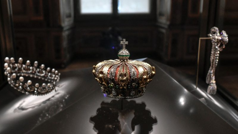 Un comando encapuchado roba joyas del museo del Louvre a plena luz del día