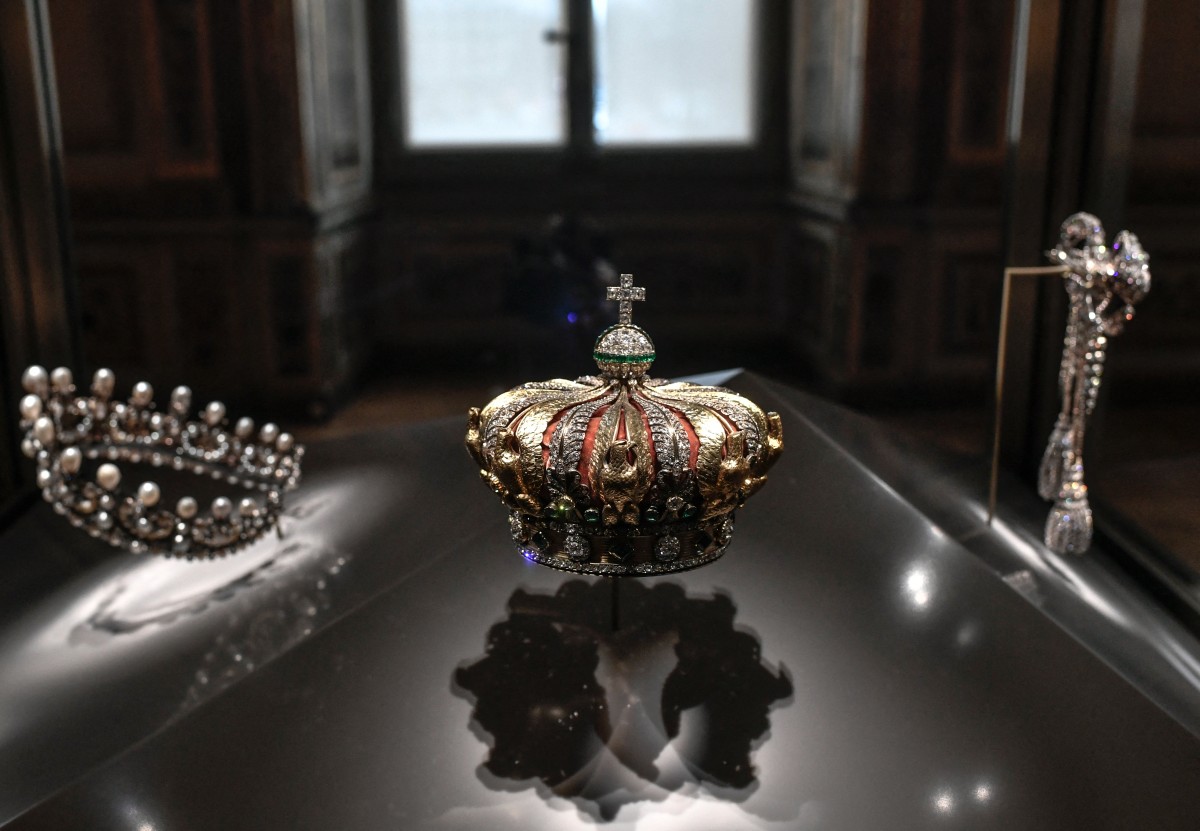 Un comando encapuchado roba joyas del museo del Louvre a plena luz del día
