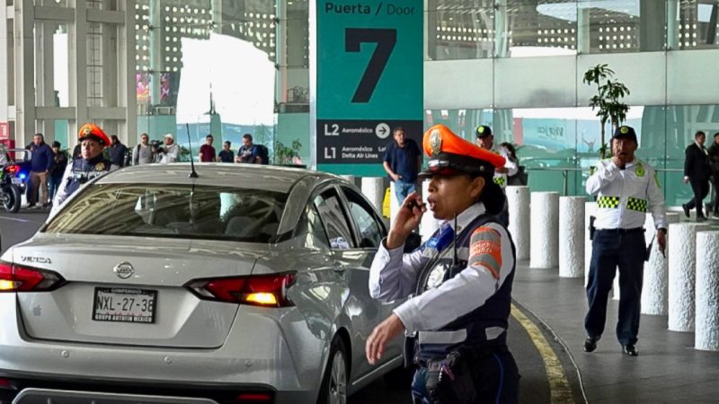 La SICT contradice a Uber y lo dice claro: apps de taxis no tienen autorización para operar en aeropuertos