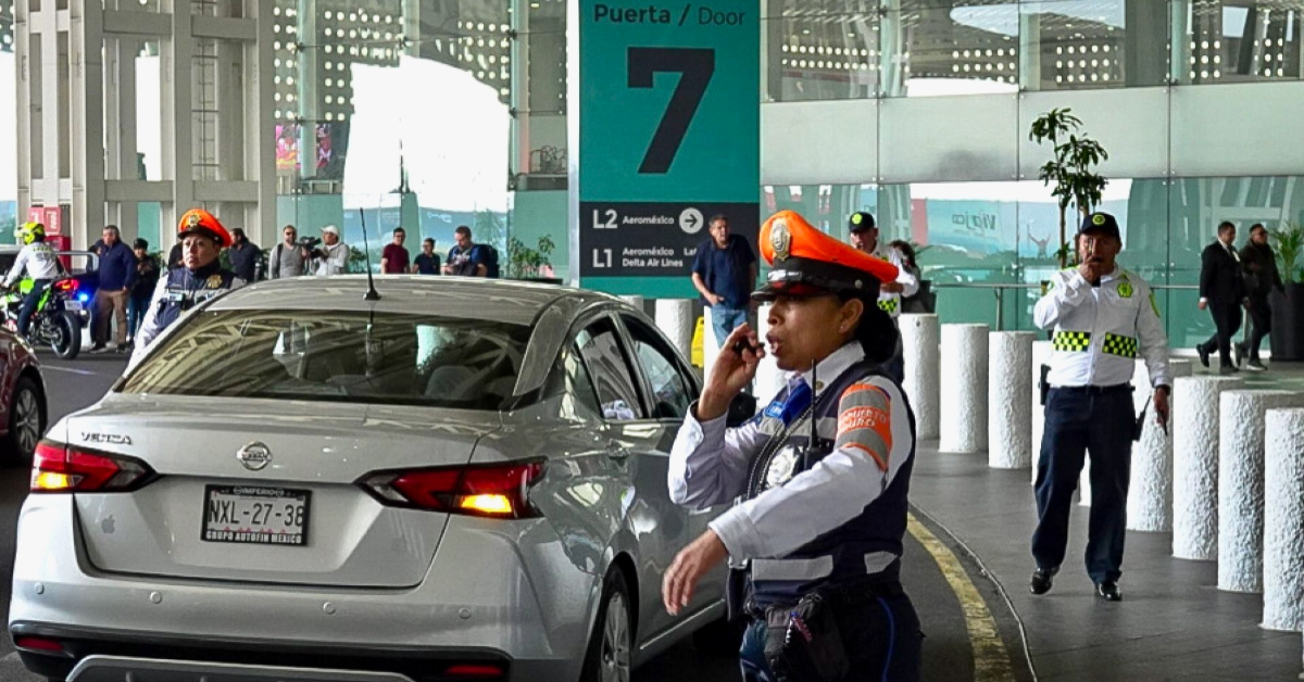 La SICT contradice a Uber y lo dice claro: apps de taxis no tienen autorización para operar en aeropuertos