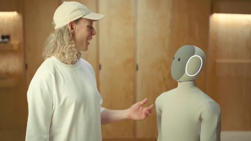 Conoce a Neo, el robot inspirado en ‘Robotina’ que hace tareas domésticas, conversa y aprende