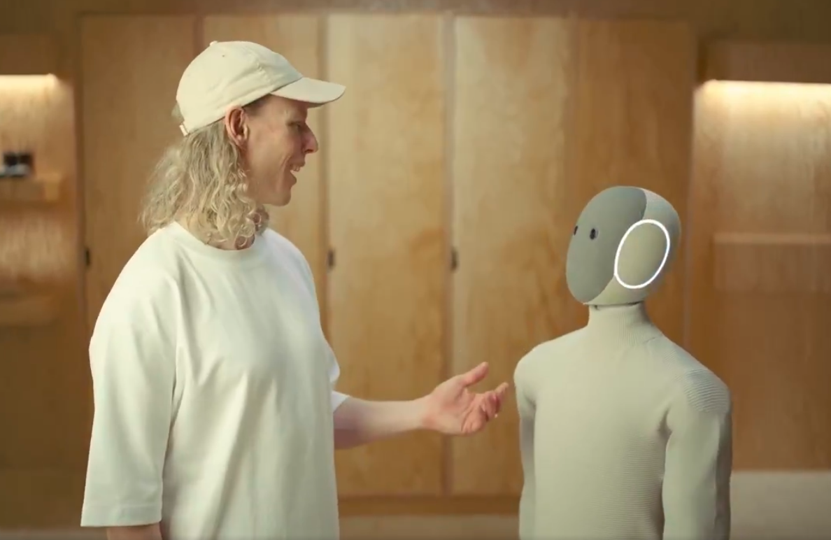 Conoce a Neo, el robot inspirado en ‘Robotina’ que hace tareas domésticas, conversa y aprende